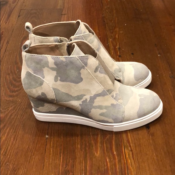 Linea Paulo Camo Wedge Booties - 6.5 - Picture 2 of 5